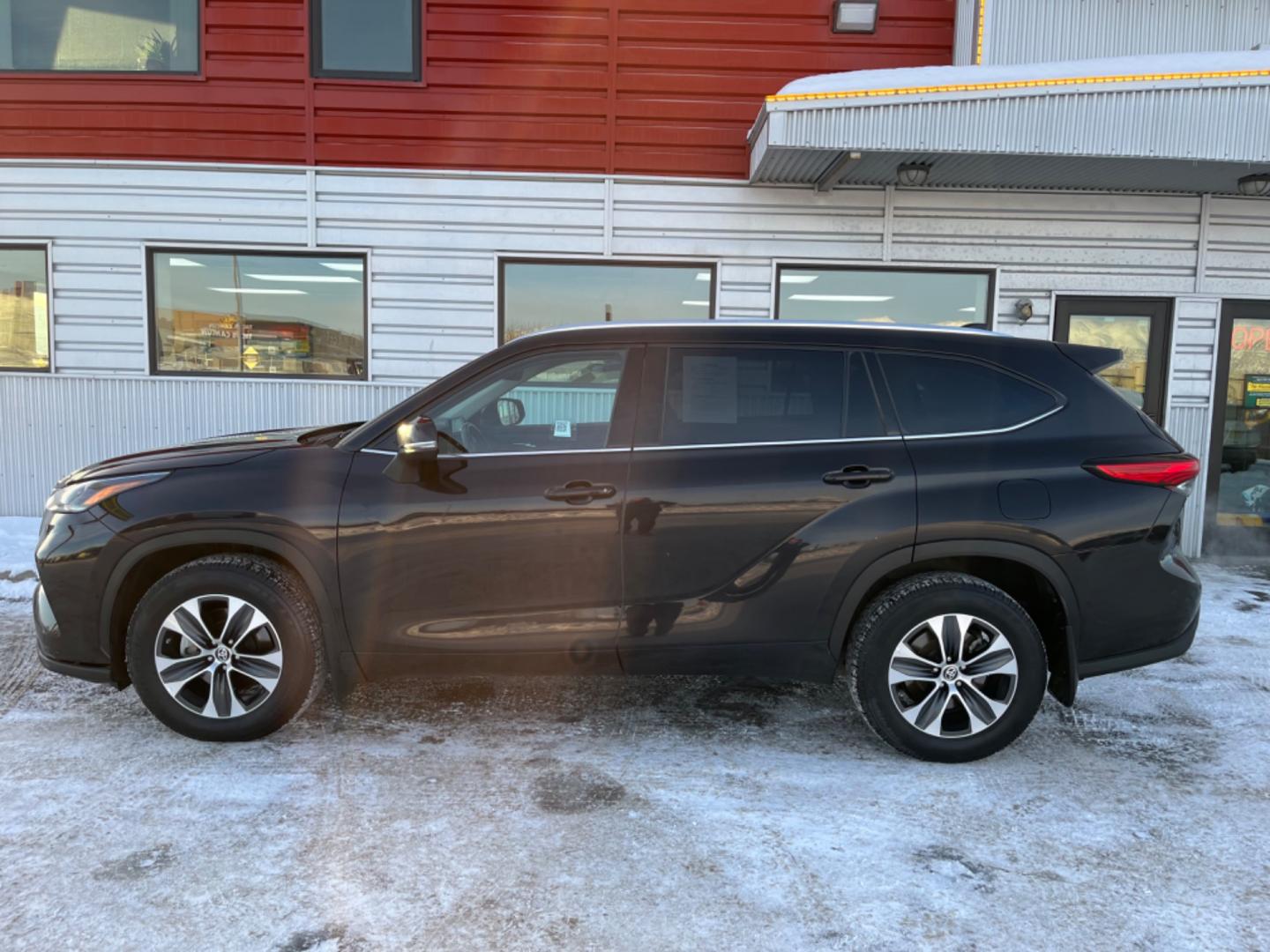 2021 Black Cherry /black leather Toyota Highlander XLE AWD V6 (5TDGZRBH8MS) with an 3.5L V6 DOHC 24V engine, 6A transmission, located at 1960 Industrial Drive, Wasilla, 99654, (907) 274-2277, 61.573475, -149.400146 - Photo#0